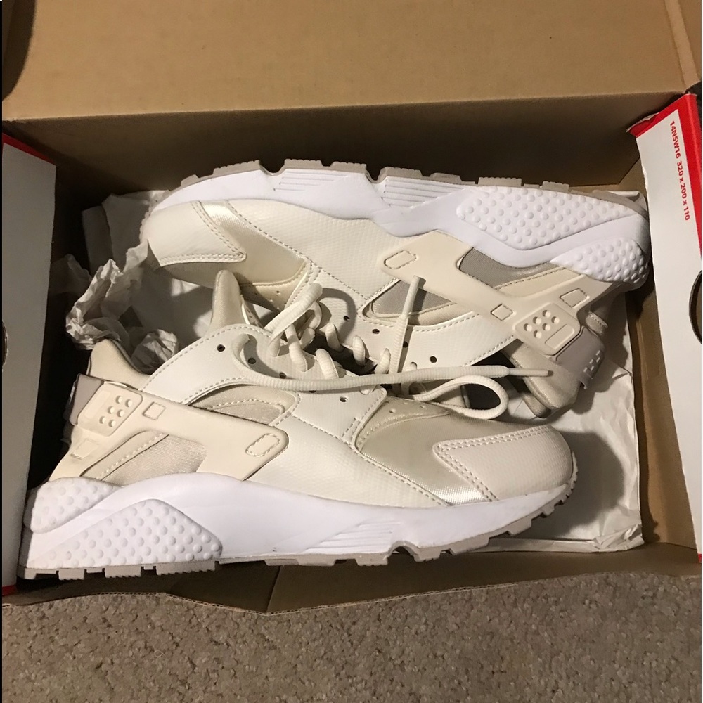 EUC WOMENS NIKE HUARACHE RUN
